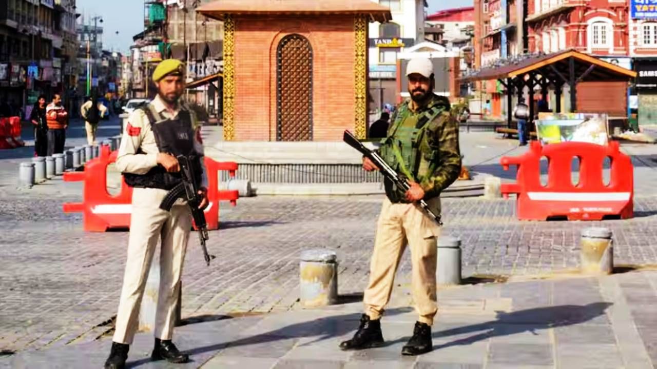 सरकारने पहेलगाम हल्ल्यानंतर सिंधू पाणी करार रद्द केला. तर पाकिस्तानी नागरिकांना सार्क व्हिसा रद्द करण्यात आला. पाकिस्तानी नागरिकांना देश सोडण्याचे आदेश देण्यात आले. तर पाकिस्ता सरकारचे अधिकृत खाते सुद्धा बॅन करण्यात आले. 