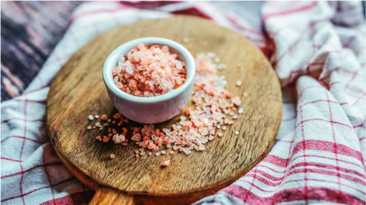 सैंधव मीठ महाग होईल. भारत सैंधव मीठासाठी पाकिस्तानवर अवलंबून आहे. पाकिस्तानमध्ये सैंधव मीठ मोठ्या प्रमाणात मिळते. त्यामुळे भारतात सैंधव मीठ महागण्याची शक्यता आहे. 