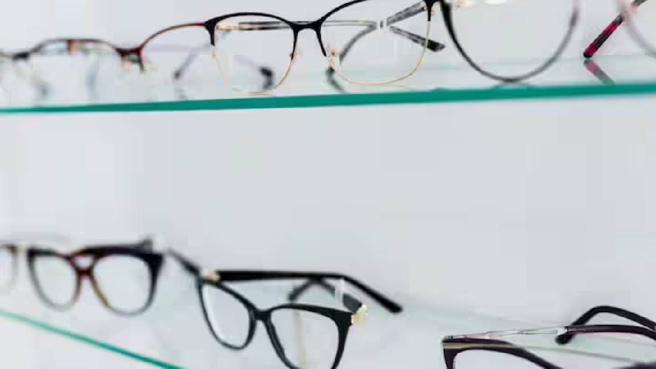 भारतात चष्म्यांसाठी वापरण्यात येणारी ऑप्टिकल लेंस पाकिस्तानमधून येते. येथील ऑप्टिकल्सची भारतीय बाजारात सर्वाधिक मागणी आहे. या नवीन घडामोडीमुळे भारतात ऑप्टिकल लेंस महाग होण्याची शक्यता आहे. 