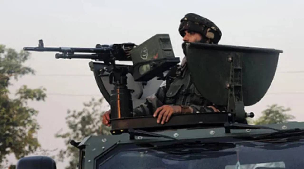 भारताकडे ४,२०१ रणगाडे, १,४८,५९४ वाहने, १०० स्व-चालित तोफ, ३,९७५ टोव्ड तोफ आणि २६४ एमएलआरएस रॉकेट तोफ आहेत. पाकिस्तानकडे २,६२७ रणगाडे, १७,५१६ वाहने, ६६२ स्व-चालित तोफ, २,६२९ टोव्ड तोफ आणि ६०० एमएलआरएस रॉकेट तोफ आहेत.