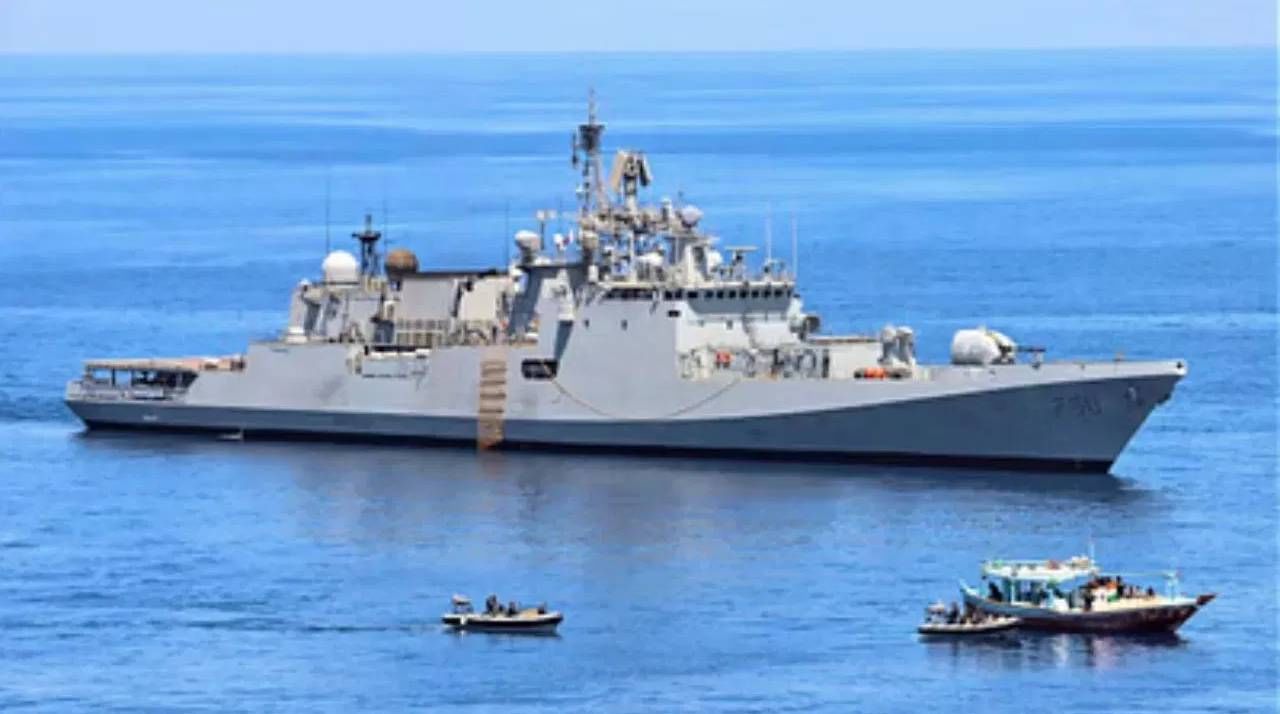 भारताकडे २९३ सक्रिय नौदल जहाजे आहेत. याउलट, पाकिस्तानकडे १२१ सक्रिय नौदल जहाजे आहेत. भारताकडे १८ पाणबुड्या आहेत तर तीन अणुशक्तीशाली पाणबुड्या आहेत. पाकिस्तानकडे आठ पाणबुड्या आहेत पण अणुशक्ती असलेल्या पाणबुड्या नाहीत.