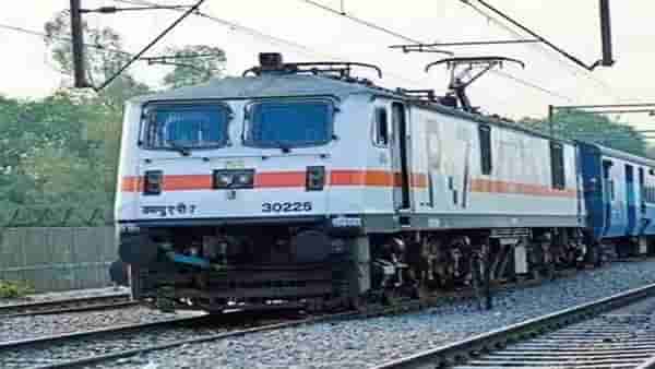 चालत्या ट्रेनमध्ये ATM? प्रवाशांसाठी रेल्वेने आणली भन्नाट सोय, जाणून घ्या कसे काढाल पैसे!