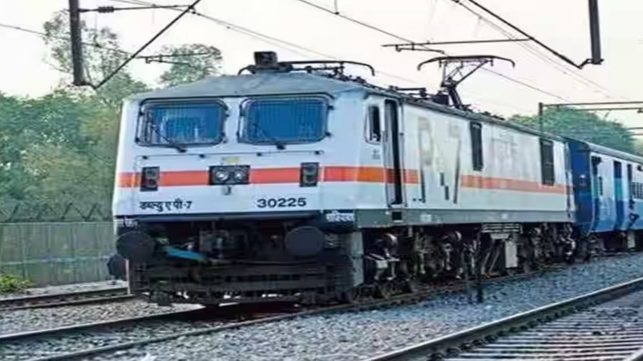 चालत्या ट्रेनमध्ये ATM? प्रवाशांसाठी रेल्वेने आणली भन्नाट सोय, जाणून घ्या कसे काढाल पैसे!