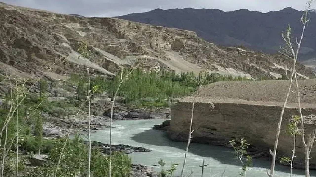 Explainer : थेंबा-थेंबासाठी पाकिस्तान तरसणार... सिंधू जल करार आहे तरी काय ? पाकवर काय होणार परिणाम ? Explainer : थेंबा-थेंबासाठी पाकिस्तान तरसणार... सिंधू जल करार आहे तरी काय ? पाकवर काय होणार परिणाम ?