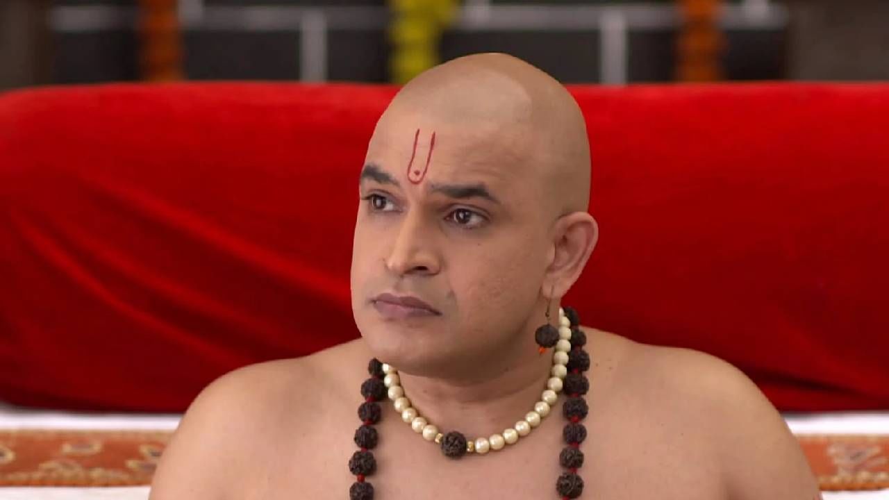 स्वामी उपचारांसाठी कुलकर्णी वैद्याला बोलवायला सांगतात. कपिला वैद्याला स्वामींच्या आजारपणाचा निदान करण्याकरता पैसे मागायला सांगते.
