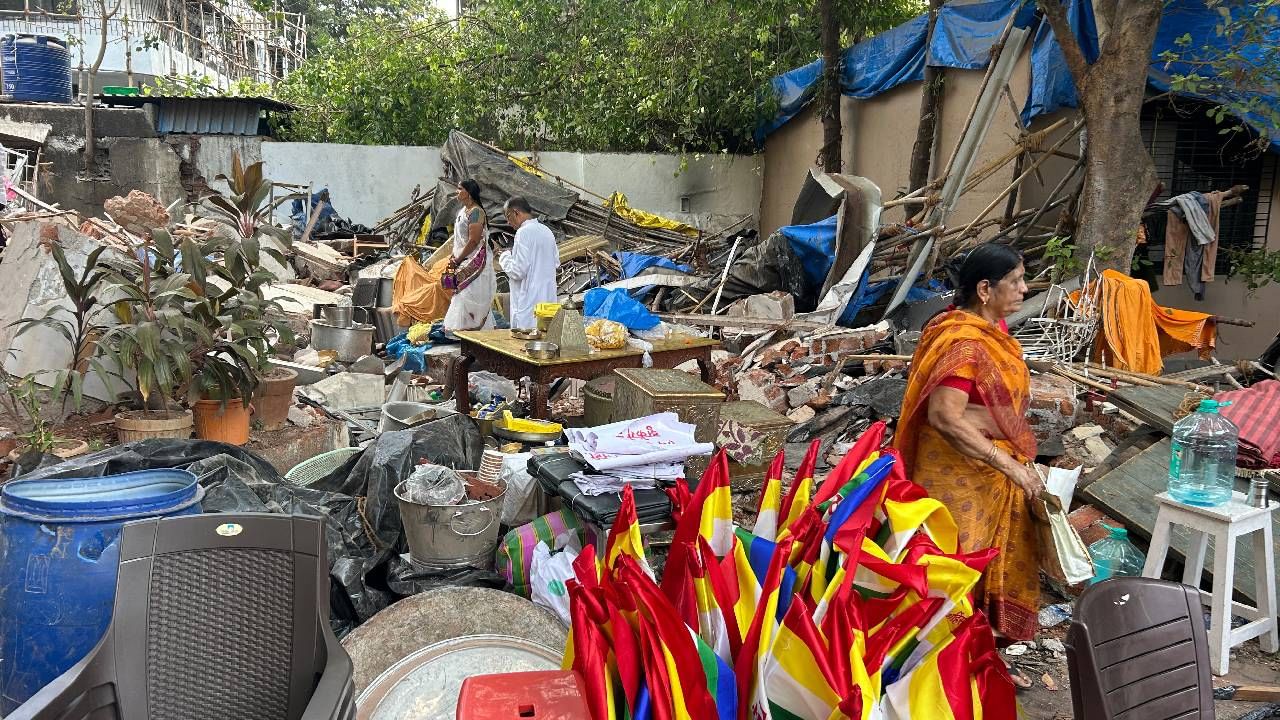 मंदिर तोडलेल्या ठिकाणी जैन बांधवांकडून आरती करण्यात आली. मंदिरावर पालिकेकडून कारवाई करण्यात आल्यानंतर आज सर्वपक्षीय नेत्यांकडून कारवाईच्या विरोधात मोर्चा काढण्यात येणार आहे.