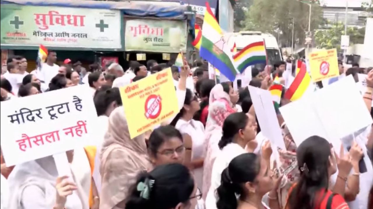मुंबईतील जैन मंदिर पाडल्याच्या विरोधात जैन सामाजाच्या आंदोलनास सुरुवात मुंबईतील जैन मंदिर पाडल्याच्या विरोधात जैन सामाजाच्या आंदोलनास सुरुवात
