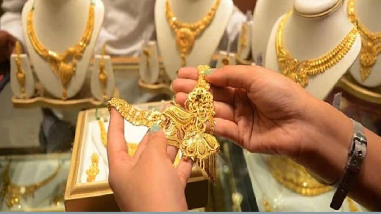 जळगावच्या सराफ बाजारात सोन्याच्या दराने पुन्हा नव्याने विक्रम, दरवाढीचा या दोन्ही धातुनी उच्चांक गाठला. 