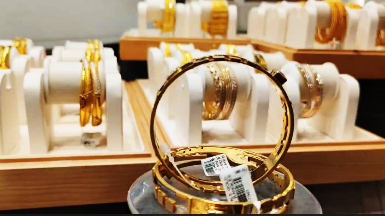 जळगावच्या सराफ बाजारात सोन्याचे दराने 98 हजार रुपयांचा आकडा पार केला असून सोन्याच्या दराने पुन्हा उच्चांक गाठला आहे.