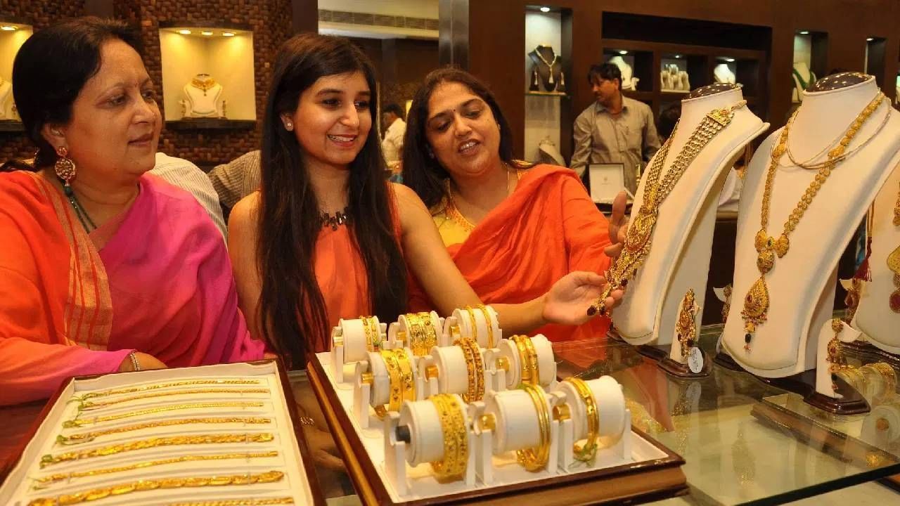 सोनं, 24 कॅरेट शुद्ध असतानाही, दागिन्यांमध्ये ते का नाही वापरले जात? वाचा सविस्तर सोनं, 24 कॅरेट शुद्ध असतानाही, दागिन्यांमध्ये ते का नाही वापरले जात? वाचा सविस्तर