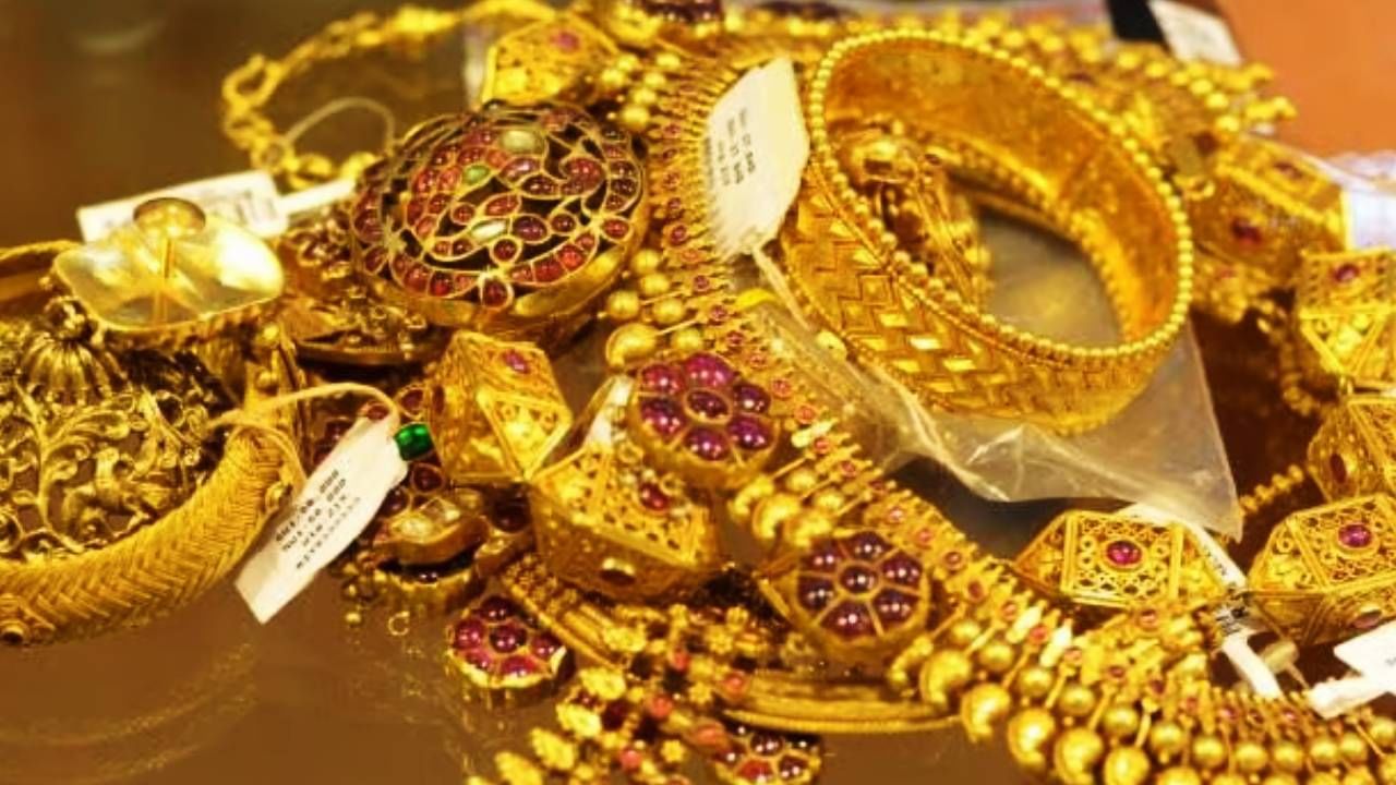 Gold Rate: सोने प्रथमच लाखाच्या उंबरठ्यावर, वर्षभरात 25% रिटर्न, जळगावच्या बाजारात सोने 99,700