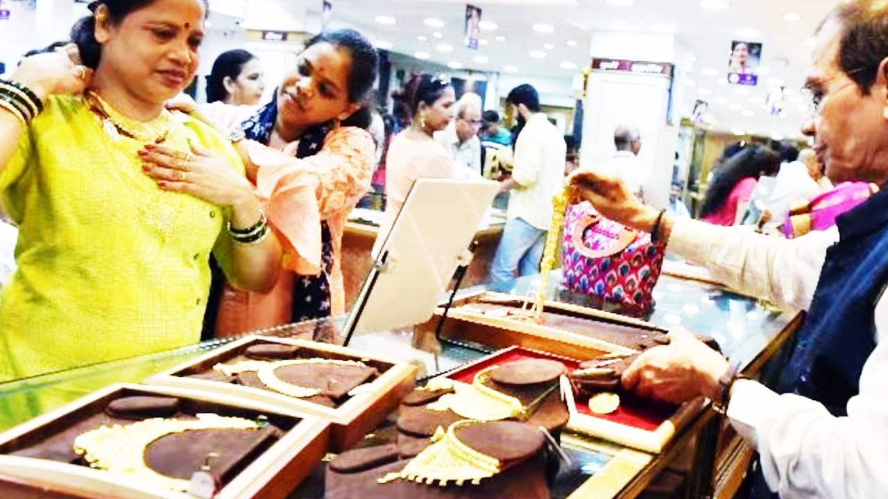 सोन्याचे दर आणखी वाढतील या भीतीने वर- वधू कडील मंडळी आजच आहे त्या भावात सोने खरेदी करताना पाहायला मिळत आहे.