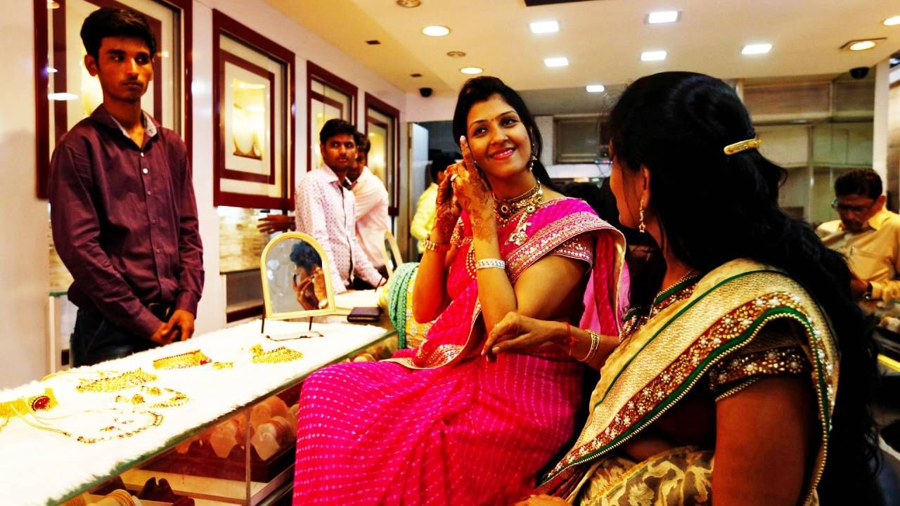 चांगला परतावा मिळत असल्याने सोन खरेदी करण्यापेक्षा सोनं मोड करण्यासाठी ग्राहकांची सराफ दुकानामध्ये चांगली गर्दी होत आहे.