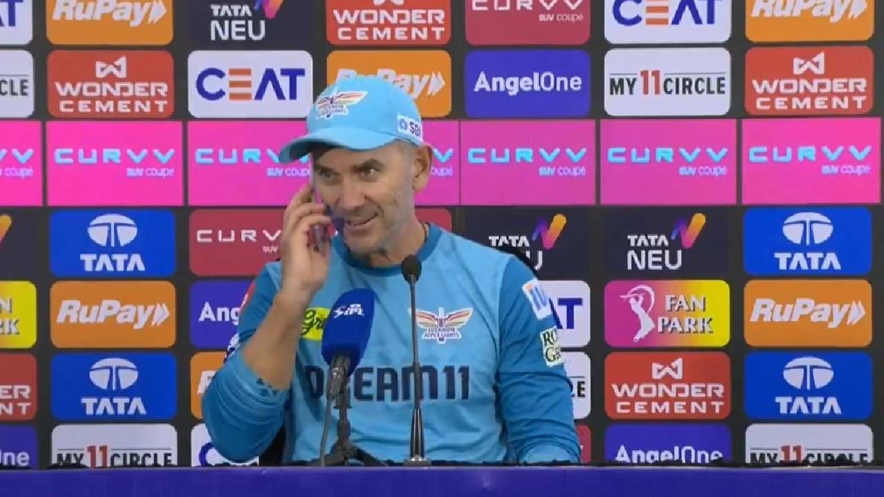 Who is Maa? पत्रकार परिषदेदरम्यान फोन वाजला आणि जस्टीन लँगरने प्रश्न करताच हास्यकल्लोळ, Watch Video Who is Maa? पत्रकार परिषदेदरम्यान फोन वाजला आणि जस्टीन लँगरने प्रश्न करताच हास्यकल्लोळ, Watch Video