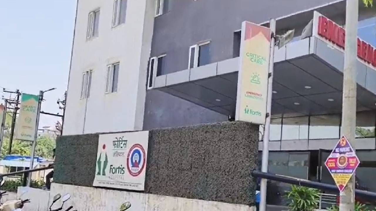 या हल्ल्यात, गंभीर जखमी झालेल्या पतीचा मृत्यू झाला आहे. तर या हल्ल्यात मुलगादेखील गंभीर जखमी आहे. या हल्ल्यात महिलेला किरकोळ दुखापत झाली आहे.