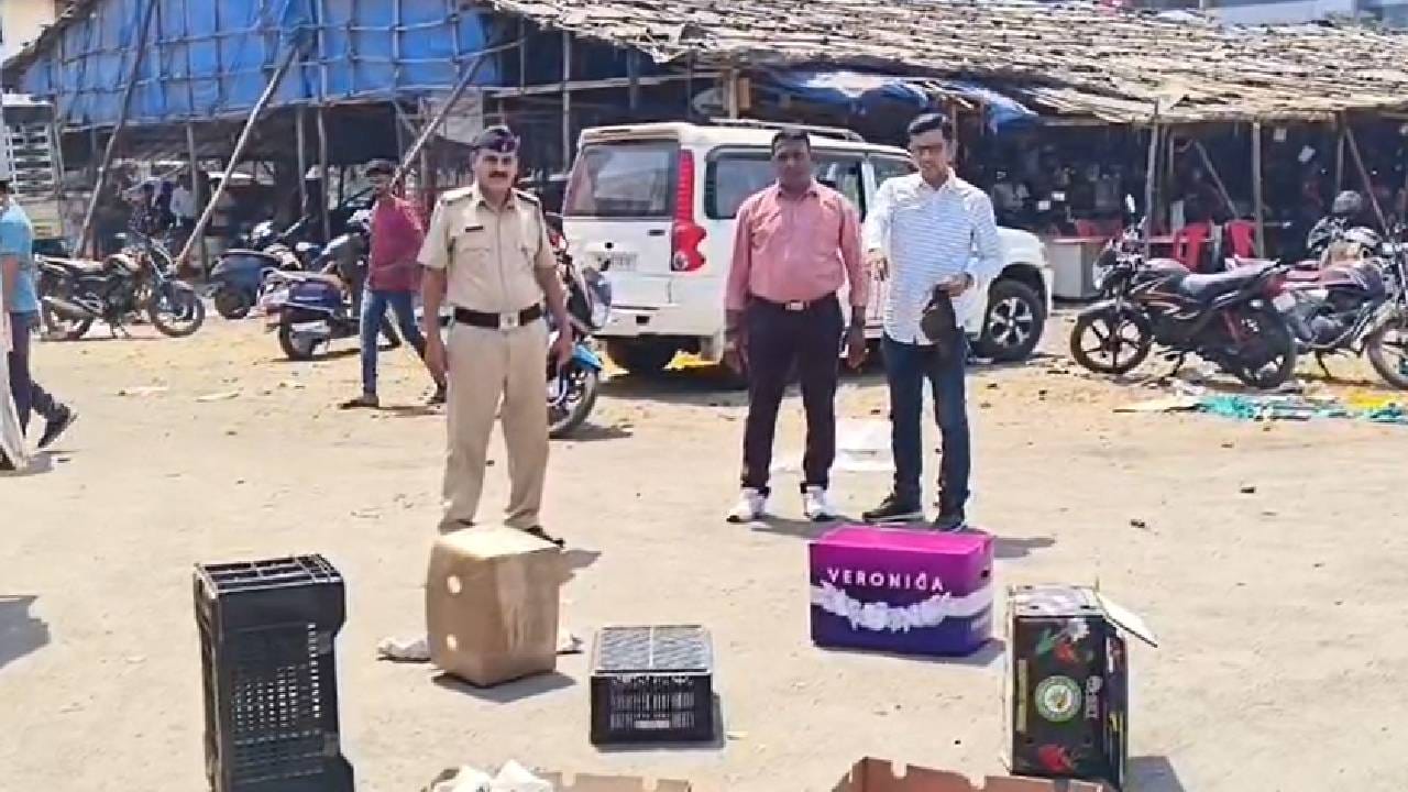 चमनलाल कारला असे मृत व्यक्तीचे नाव आहे. तर गंभीर जखमी झालेल्या मुलाचे नाव कार्तिक असे आहे. या दोघांवर कल्याणच्या खासगी रुग्णालयात उपचार चालू आहेत.