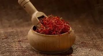 काश्मिरातील पांढरे शुभ्र बर्फाच्छादित डोंगर जितके सुंदर तितके येथे उगवणारे केसर आणि ड्राय फ्रुट्स प्रसिद्ध आहे. पर्यटक येथून अक्रोड,बदाम आणि असली केसर (Saffron) विकत घेतातच..एका सिझनला ३ ते ४ लाख रुपयांपर्यंतचा ते व्यवसाय करतात, कश्मिरी वुडन आर्ट, पेपर मेशी आणि लोकल पेंटिंग्स,लाकडी नक्षीकाम खरेदी करतात.  