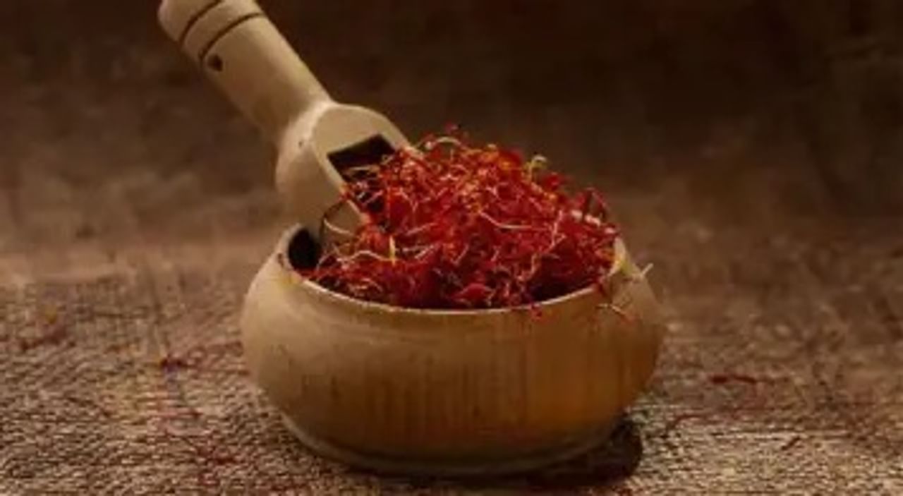 काश्मिरातील पांढरे शुभ्र बर्फाच्छादित डोंगर जितके सुंदर तितके येथे उगवणारे केसर आणि ड्राय फ्रुट्स प्रसिद्ध आहे. पर्यटक येथून अक्रोड,बदाम आणि असली केसर (Saffron) विकत घेतातच..एका सिझनला ३ ते ४ लाख रुपयांपर्यंतचा ते व्यवसाय करतात, कश्मिरी वुडन आर्ट, पेपर मेशी आणि लोकल पेंटिंग्स,लाकडी नक्षीकाम खरेदी करतात.  