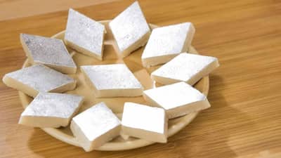 काय? लाल काजू कतली? एकदा चाखाल तर सफेद काजू कतली विसरुन जाल!