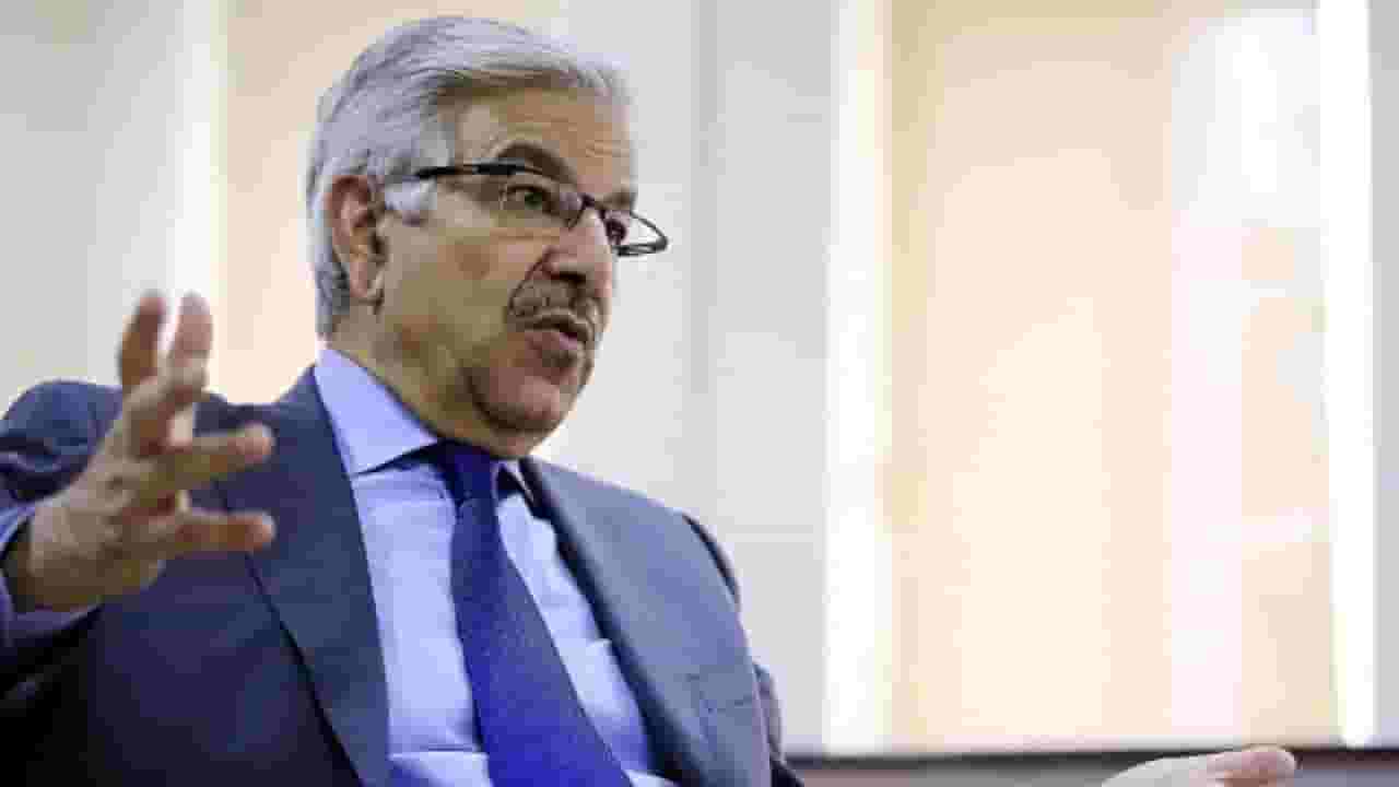 Khawaja Asif : भारतानं कबरडं मोडलं अन् पाकिस्तान वठणीवर, पाक संरक्षणमंत्र्यांचं मोठं वक्तव्य; आम्ही सर्व संबंध... Khawaja Asif : भारतानं कबरडं मोडलं अन् पाकिस्तान वठणीवर, पाक संरक्षणमंत्र्यांचं मोठं वक्तव्य; आम्ही सर्व संबंध...