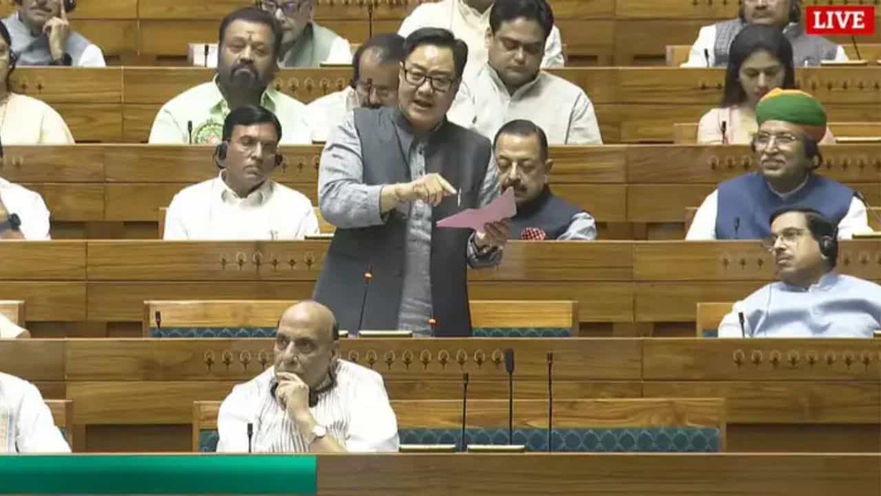 Kiran Rijiju : वक्फ बोर्डाला धर्मनिरपेक्ष बनवायचे आहे, संसदीय मंत्री किरेन रिजिजूंनी सादर केलं वक्फविधेयक Kiran Rijiju : वक्फ बोर्डाला धर्मनिरपेक्ष बनवायचे आहे, संसदीय मंत्री किरेन रिजिजूंनी सादर केलं वक्फविधेयक