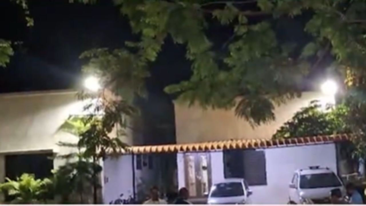 Latur News : लातूरच्या मनपा आयुक्तांनी स्वत:वरच झाडली गोळी Latur News : लातूरच्या मनपा आयुक्तांनी स्वत:वरच झाडली गोळी