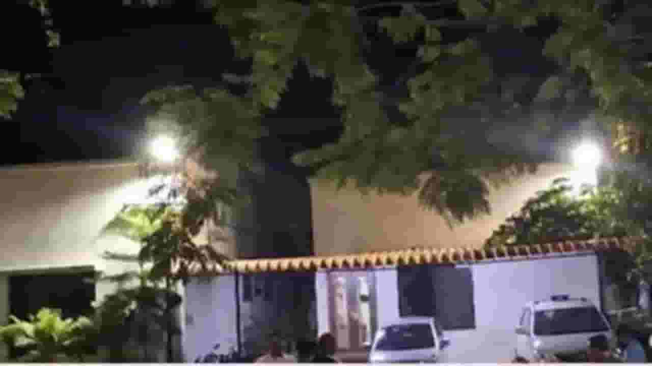 Latur News : लातूरच्या मनपा आयुक्तांनी स्वत:वरच झाडली गोळी Latur News : लातूरच्या मनपा आयुक्तांनी स्वत:वरच झाडली गोळी