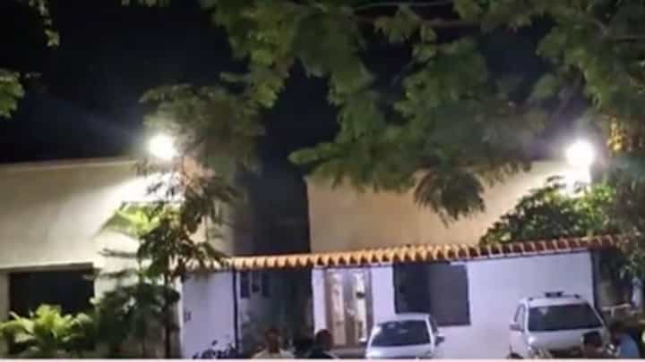 Latur News : लातूरच्या मनपा आयुक्तांनी स्वत:वरच झाडली गोळी Latur News : लातूरच्या मनपा आयुक्तांनी स्वत:वरच झाडली गोळी