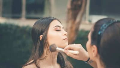 मेकअपसाठीच्या ब्रॉन्झर आणि कॉन्टूरमध्ये काय फरक? चेहऱ्यासाठी नेमकं काय निवडावे