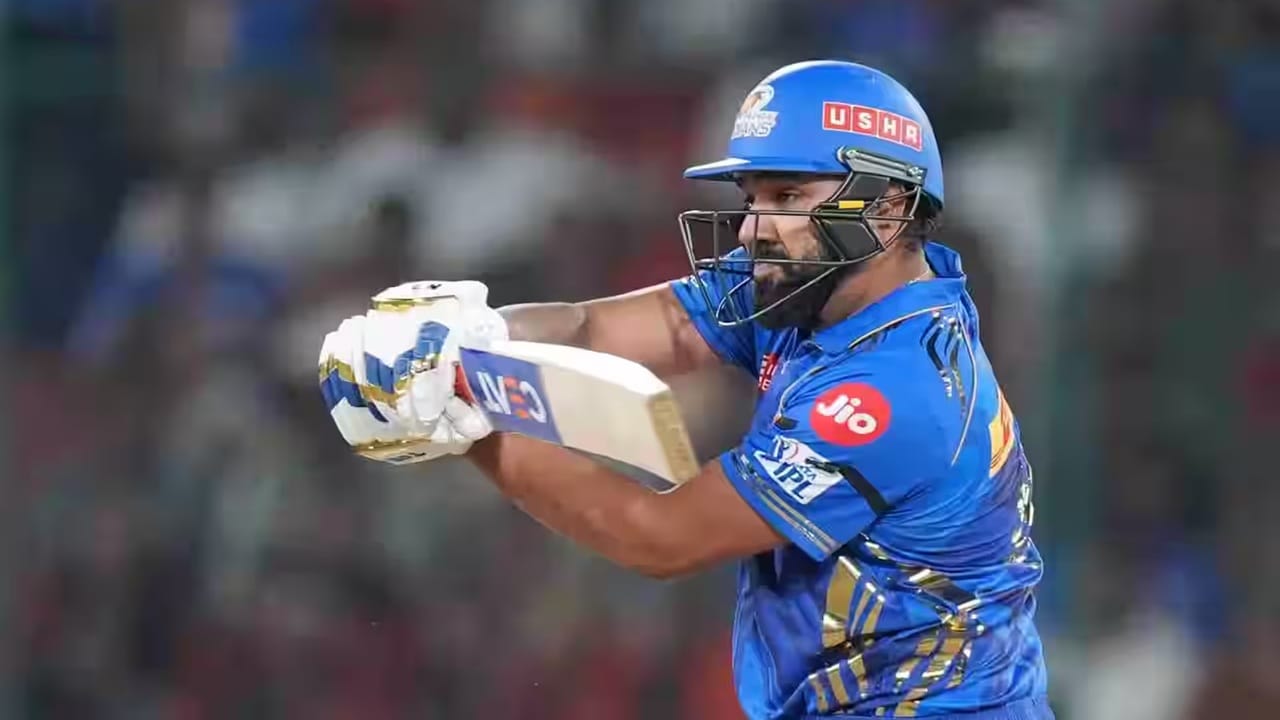 मुंबई इंडियन्सचा स्फोटक फलंदाज आणि माजी कर्णधार रोहित शर्मा याने 23 एप्रिलला सनरायजर्स हैजराबाद विरुद्ध विजयी खेळी साकारली. रोहितने 46 बॉलमध्ये 3 सिक्स आणि 8 फोरसह  70 रन्स केल्या. रोहितने या खेळीसह अनेक विक्रम आपल्या नावावर केले आहेत. (Photo Credit : Ipl/Bcci)