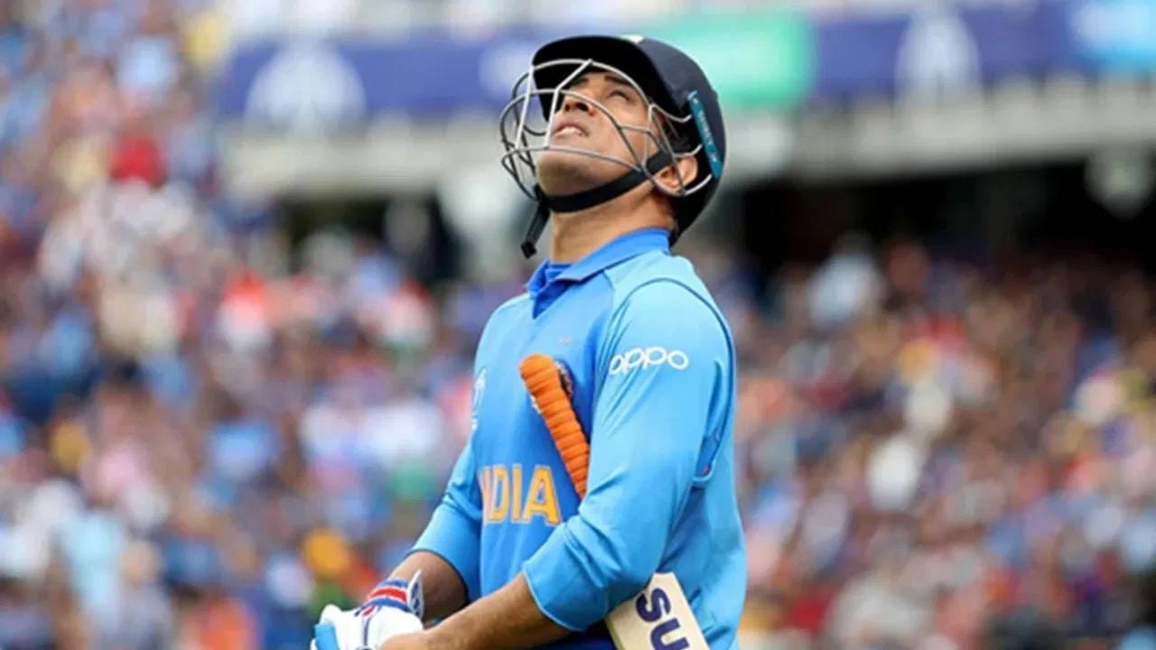 टीम इंडियासाठी आंतरराष्ट्रीय क्रिकेटमध्ये जवळपास 500 सामने खेळणारा धोनी ऑगस्ट 2020 मध्ये आंतरराष्ट्रीय क्रिकेटमधून निवृत्त झाला आहे. जुलै 2019 पासून एकही आंतरराष्ट्रीय सामना खेळला नव्हता. अशा स्थितीत सीएसकेने त्याला अनकॅप्ड खेळाडू म्हणून संघात कायम ठेवले.