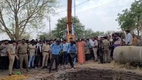 नांदेड अपघाताची पुनरावृत्ती; कार विहिरीत कोसळली, 10 जणांचा मृत्यू नांदेड अपघाताची पुनरावृत्ती; कार विहिरीत कोसळली, 10 जणांचा मृत्यू