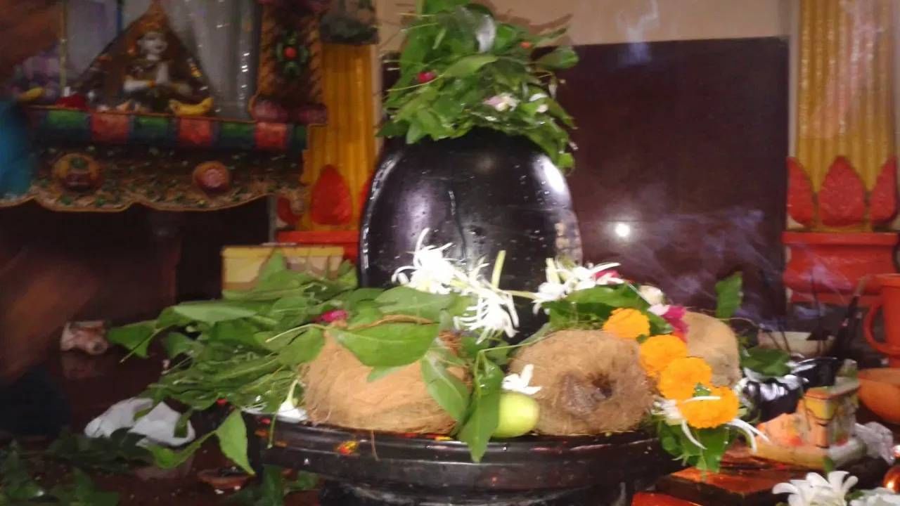mahadev puja: सोमवारी महादेवाला 'या' गोष्टी अर्पण केल्यामुळे तुमच्या आयुष्यात येईल सुख शांती..... mahadev puja: सोमवारी महादेवाला 'या' गोष्टी अर्पण केल्यामुळे तुमच्या आयुष्यात येईल सुख शांती.....