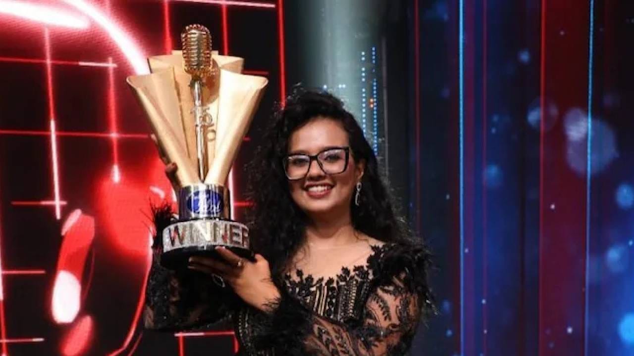 रविवारी 6 एप्रिल रोजी 'इंडियन आयडॉल 15'चा ग्रँड फिनाले पार पडला. या स्पर्धेत कोलकाताच्या 24 वर्षीय मानसी घोषने बाजी मारली. स्नेहा शंकरला मात देत मानसीने 'इंडियन आयडॉल 15'ची ट्रॉफी जिंकली. 
