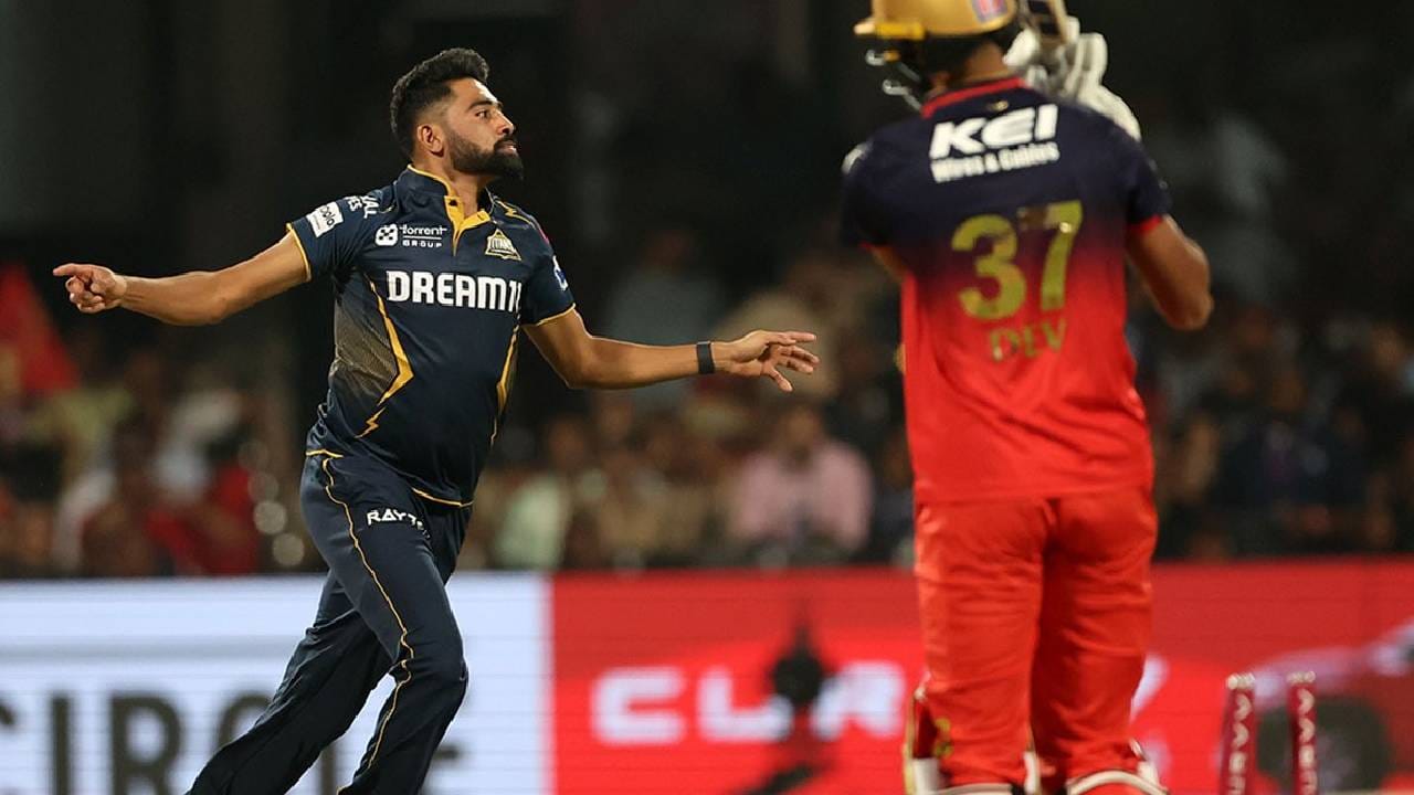 RCB vs GT : फिल सॉल्टने आधी षटकार मारला, त्यानंतर सिराजने टाकला असा चेंडू की दांड्या गुल Video RCB vs GT : फिल सॉल्टने आधी षटकार मारला, त्यानंतर सिराजने टाकला असा चेंडू की दांड्या गुल Video