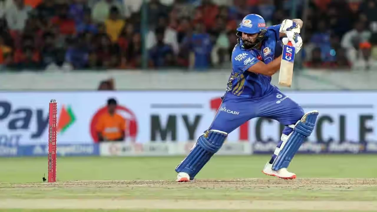 रोहितला आयपीएलमध्ये षटकारांचा त्रिशतक करण्यासाठी 5 षटकारांची गरज आहे. रोहितने या स्पर्धेच्या इतिहासात एकूण 295 सिक्स लावले आहेत. त्यामुळे रोहित लखनौ विरुद्ध षटकारांचं त्रिशतक पूर्ण करतो का? याकडे पलटणच्या चाहत्यांचं लक्ष लागून आहे. (Photo Credit : Ipl/Bcci)