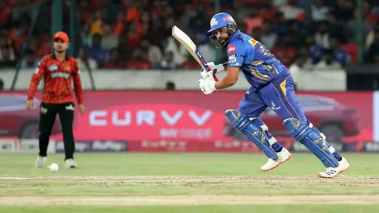 रोहितने हैदराबाद विरुद्ध राजीव गांधी आंतरराष्ट्रीय स्टेडियममध्ये 144 धावांचा पाठलाग करताना ही खेळी केली. रोहितने या खेळी दरम्यान 12 धावा पूर्ण केल्या. रोहितने यासह मोठा कारनामा केला. (Photo Credit : Ipl/Bcci)