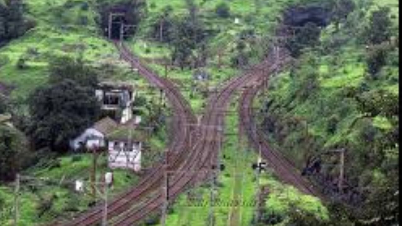 नवीन रेल्वे लाईनमुळे वेळेची आणि इंधनाची बचत होणार आहे. तसेच नाशिक आणि मुंबई ही दोन शहरे लोकल सेवेने जोडली जाणार आहे. माजी खासदार हेमंत गोडसे यांनी यासाठी तत्कालीन रेल्वे राज्यमंत्री रावसाहेब दानवे यांच्याकडे पाठपुरावा केला होता.