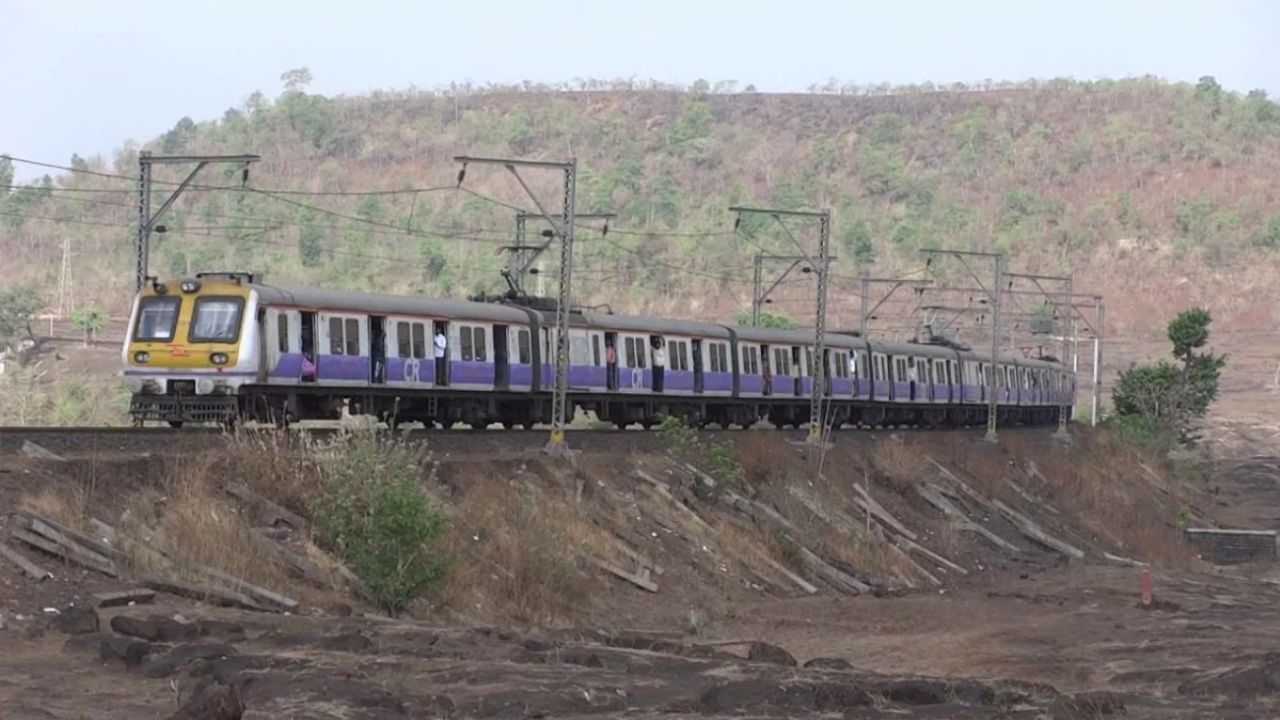 नाशिक ते मुंबई दरम्यान प्रवासी आणि मालवाहतूक वाढत आहे. या पार्श्वभूमीवर नवीन रेल्वे मार्ग महत्त्वाचा मानला जात आहे. नव्या रेल्वे लाईनमुळे बोगद्यांचा डायमीटर वाढवला जाईल. त्यामुळे वेगाने प्रवास होणार आहे. माजी खासदार हेमंत गोडसे यांच्या प्रयत्नांना यश आल्याचे बोलले जात आहे.