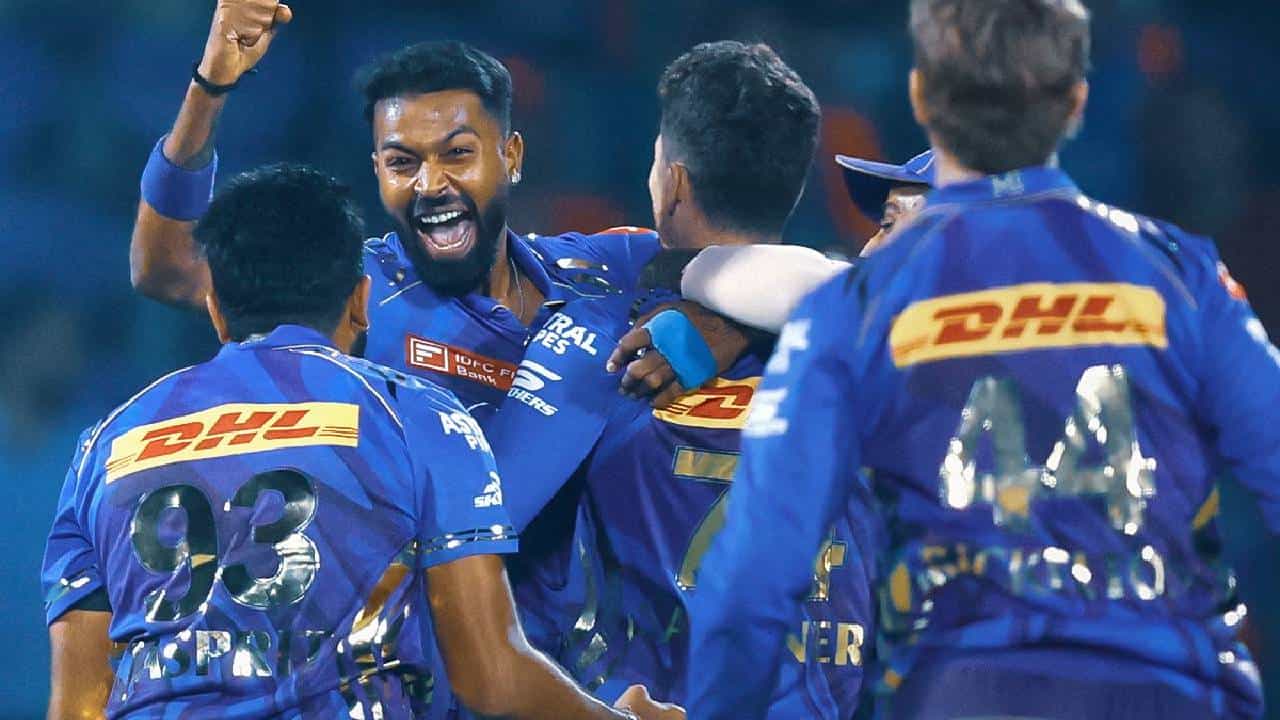 मुंबई इंडियन्सचं प्लेऑफचं गणित या तीन संघांवर, पराभूत करावं तर लागणारच; कारण...