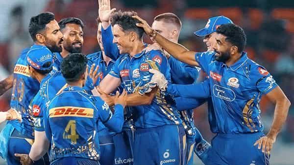 आयपीएल स्पर्धेत मुंबई इंडियन्सने सनरायझर्स हैदराबादला पराभूत करून पाचवा विजय मिळवला आहे. सनरायझर्स हैदराबादने मुंबई इंडियन्ससमोर विजयासाठी 144 धावांचं आव्हान ठेवलं होतं. हे आव्हान मुंबई इंडियन्सने 15.4 षटकात 3 गडी गमवून पूर्ण केलं. या विजयासह मुंबईला दोन गुण मिळाले आणि नेट रनरेटमध्ये फायदा झाला आहे.