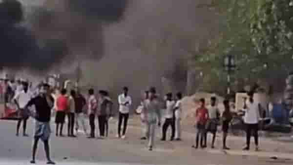 Murshidabad Violence : पोलिसांना मशिदीत शरण घेण्याची वेळ, तुफान दगडफेक, जाळपोळ, वक्फ कायद्यावरुन मुर्शिदाबादमध्ये हिंसाचार