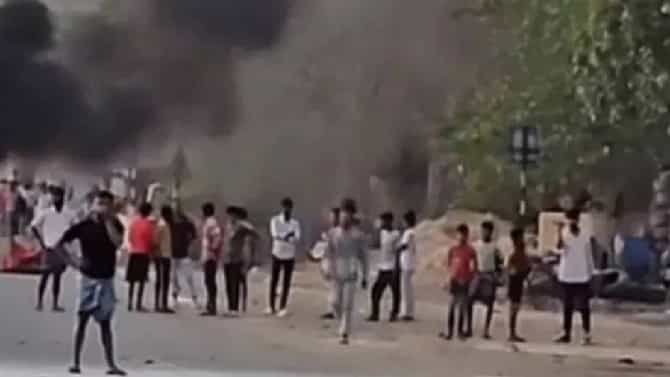 Murshidabad Violence : पोलिसांना मशिदीत शरण घेण्याची वेळ, तुफान दगडफेक, जाळपोळ, वक्फ कायद्यावरुन मुर्शिदाबादमध्ये हिंसाचार