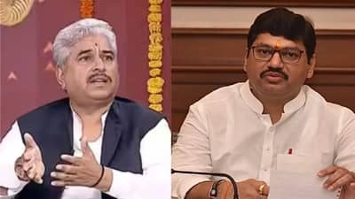 गालावरून वारं गेलं; वाणी बंद, धनंजय मुंडेंसाठी प्रार्थना करा, नामदेव शास्त्री यांचं आवाहन