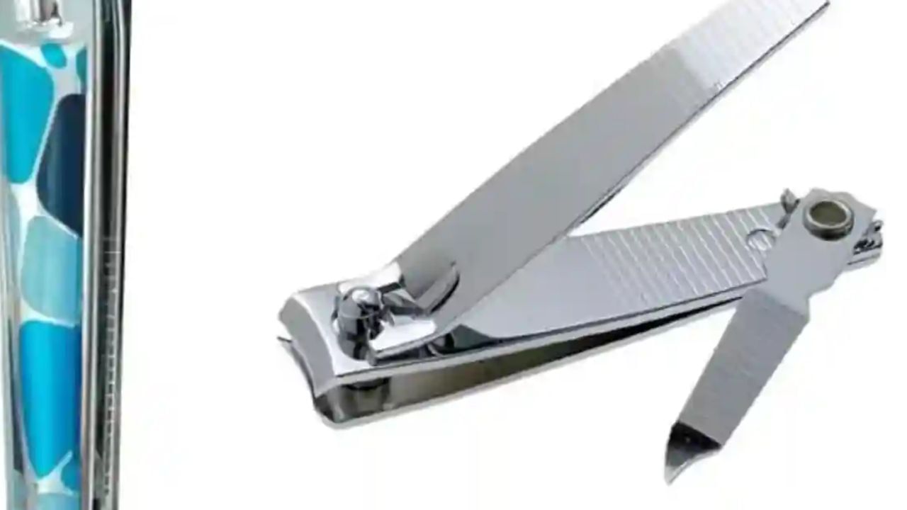 नेल कटरसोबत असणारा दुसरा ब्लेड थोडा अनिकुचीदार असतो. तो लहान तलवारीसारखे काम करतो. त्याला पुढून थोडा गोलाकार आकार दिला आहे. त्याचा उपयोग नखामध्ये असलेली घाण स्वच्छ करण्यासाठी केला जातो. 