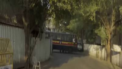 Nashik Illegal Dargah : नाशिकमध्ये अनधिकृत दर्गा तोडायला सुरुवात, पोलिसांवर दगडफेक, वाहनांची तोडफोड