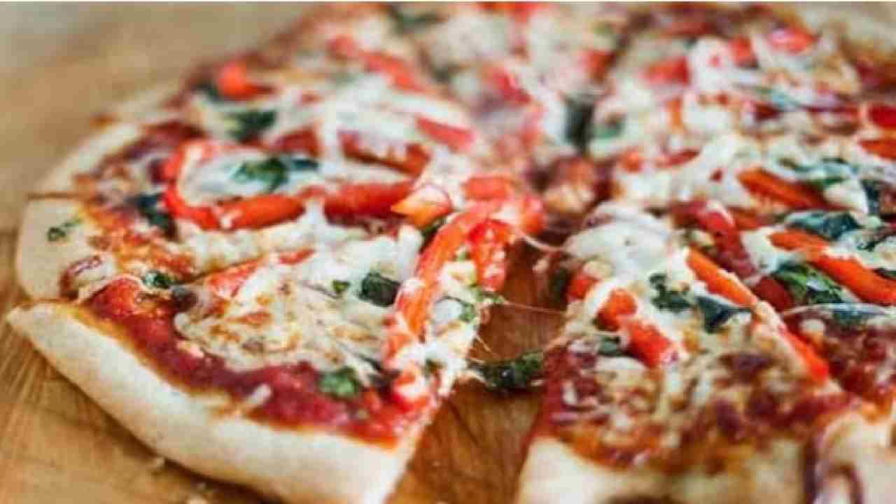 आधी पिझ्झा ऑर्डर केला, आईला भाकऱ्या बनविल्या आणि मुलीने स्वत:ला संपवले