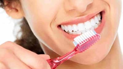 टुथब्रश तुम्हाला आजारी पाडू शकतो, मग केव्हा बदलायचा ? 3,6 की 12 महिन्यांनी ?