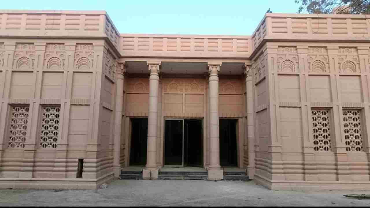 एमएमआरडीएचे महानगर आयुक्त डॉ.संजय मुखर्जी यांनी बाबासाहेबांच्या या भव्य स्मारकाशी सर्व संबंधित यंत्रणांना काम वेगाने पूर्ण करण्याचे आदेश दिले असून हे स्मारक वेळेत पूर्ण होईल असा संकल्प  डॉ.बाबासाहेब आंबेडकर यांच्या जयंतीनिमित्त केला आहे. 