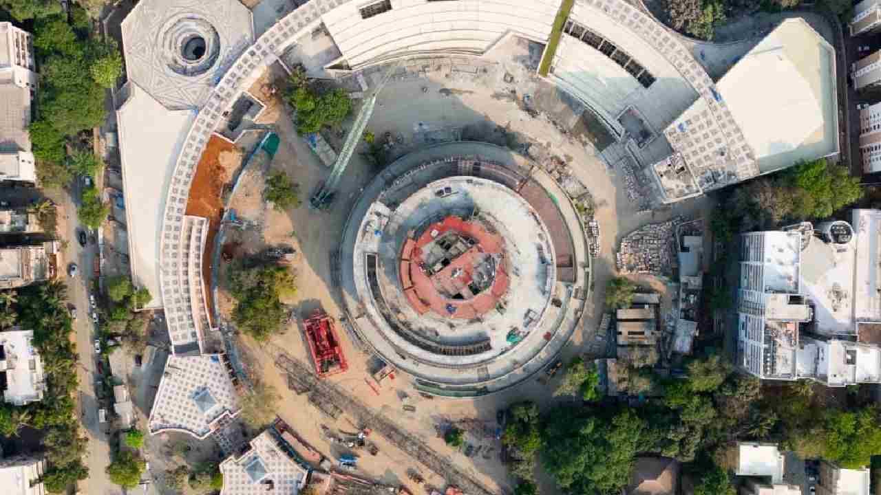 एमएमआरडीएचे आयुक्त डॉ.संजय मुखर्जी आणि अतिरिक्त आयुक्त विक्रम कुमार यांनी दादर येथील इंदू मिल परिसरातील भारतरत्न डॉ. बाबासाहेब आंबेडकर यांच्या भव्य स्मारक प्रकल्पाचा आढावा घेतला आहे. या आढावा भेटीतून प्राधिकरणाने डॉ. आंबेडकर यांच्या विचारांना अभिवादन करतानाच  हा राष्ट्रीय महत्त्वाचा प्रकल्प वेळेत पूर्ण करण्याचा संकल्प केला आहे.